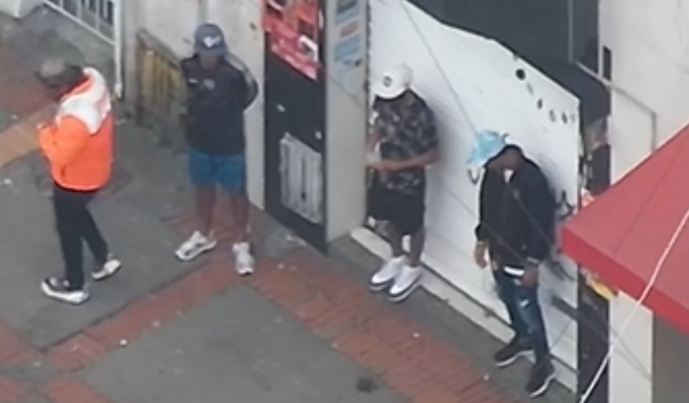 Capturan a tres pillos por tráfico de drogas en Los Mártires La Policía Metropolitana de Bogotá logró desmantelar una red de expendio de estupefacientes en el barrio Santafé de la localidad de los Mártires.