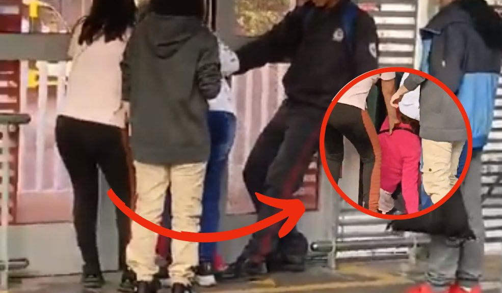 EN VIDEO: Adulta mayor que intentó colarse en TransMilenio quedó atrapada en una puerta La adulta mayor puso en riesgo su vida tras intentar colarse en TransMilenio.