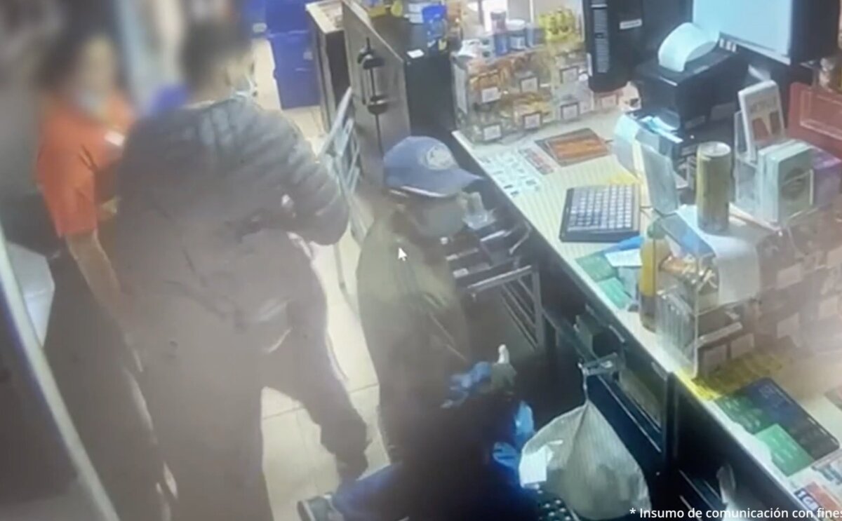 Caen delincuentes que tenían azotada a la ciudad En un trabajo articulado de la Fiscalía General de la Nación y la Policía Nacional, en las últimas horas 14 personas señaladas de pertenecer a bandas delincuenciales, dedicadas al asalto de establecimientos de comercio, hurto a persona y bajo la modalidad de fleteo fueron capturadas y judicializadas.