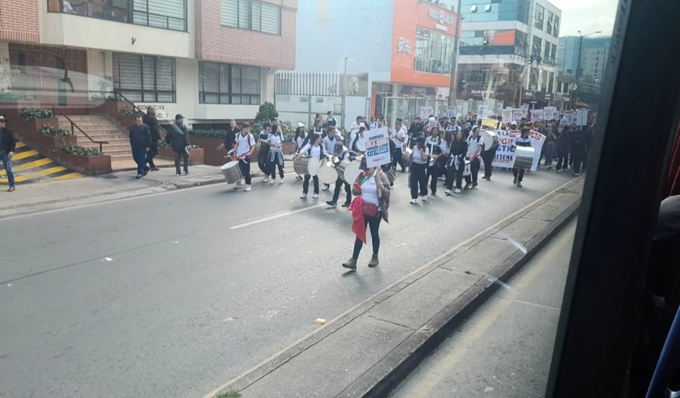 ¡Atención! Se presenta cierre en la Avenida Esperanza con Carrera 50 por manifestaciones En este momento se presentan manifestaciones en inmediaciones del Bunker de la Fiscalía y sobre la carrera séptima.