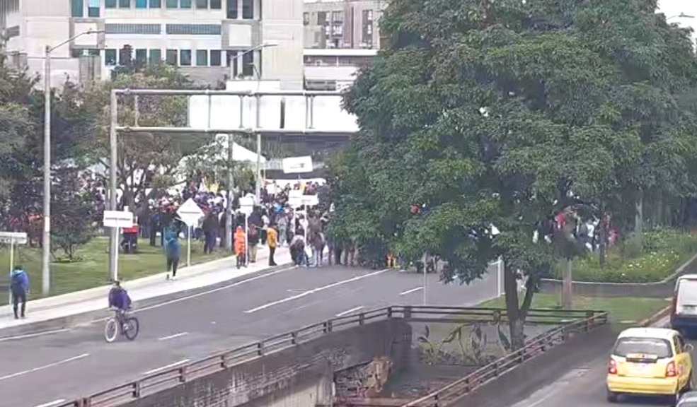 ¡Atención! Se presenta cierre en la Avenida Esperanza con Carrera 50 por manifestaciones En este momento se presentan manifestaciones en inmediaciones del Bunker de la Fiscalía y sobre la carrera séptima.