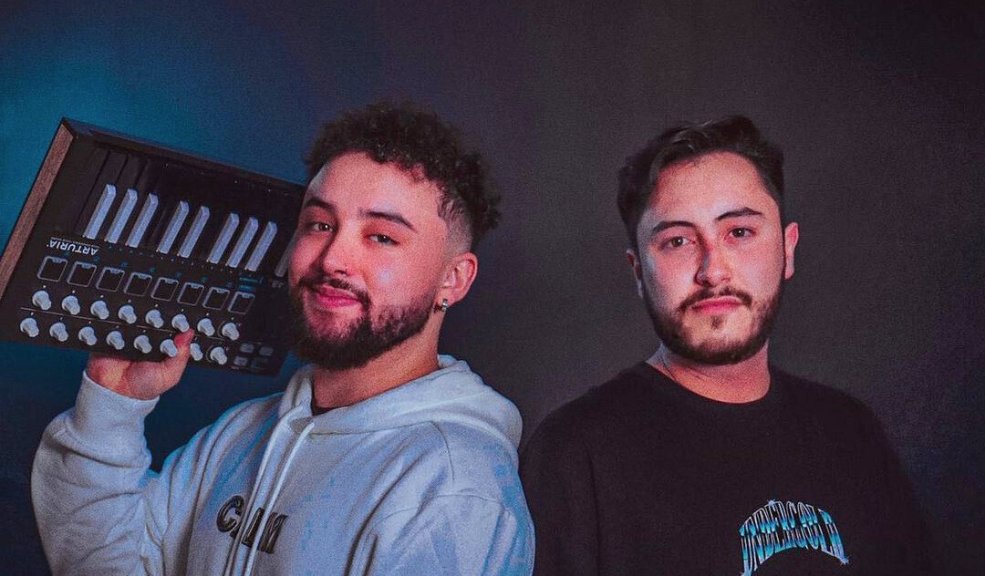¡DISHYPE, el dúo de música electrónica bogotano, brillará en el Movistar Arena! ¡Los ánimos están por los cielos este sábado en el Movistar Arena! Los bogotanos DISHYPE abrirá el "Suena Vol.2".