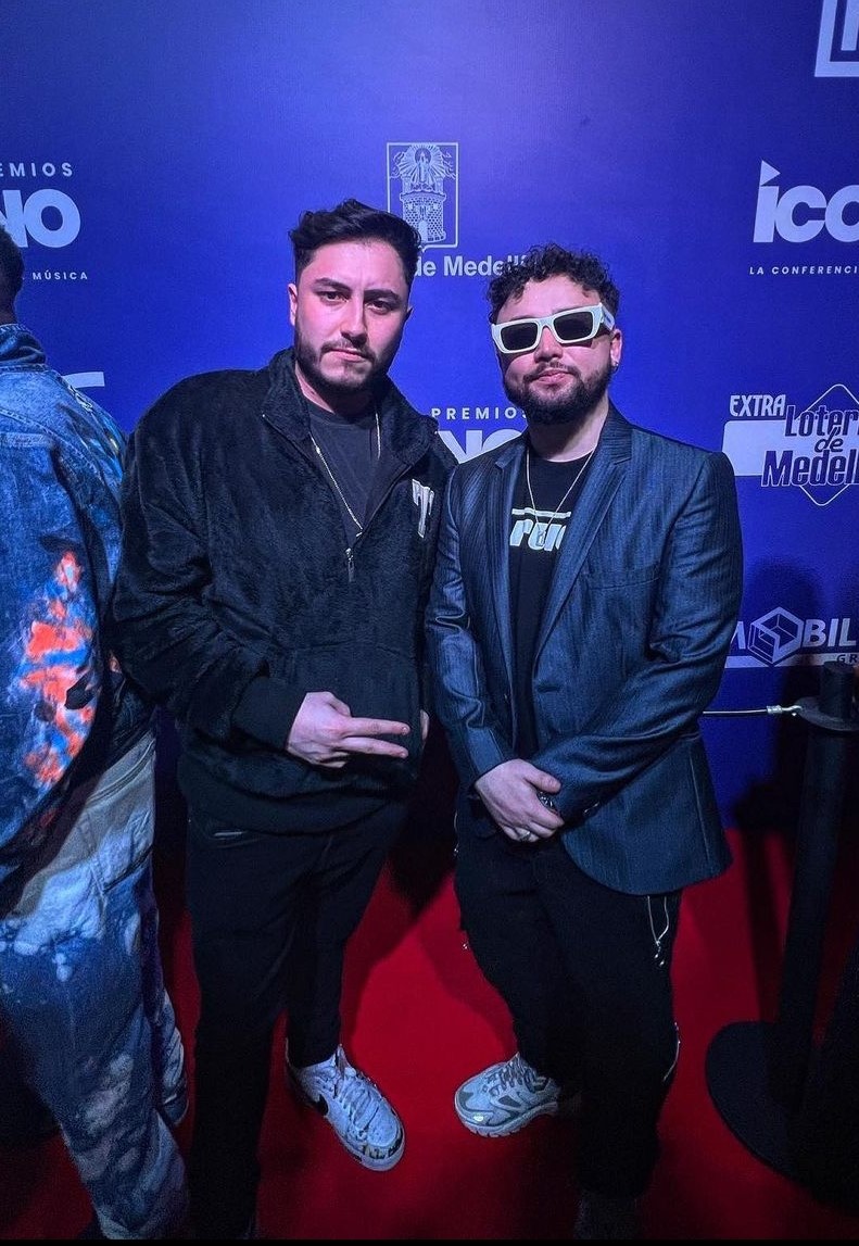 ¡DISHYPE, el dúo de música electrónica bogotano, brillará en el Movistar Arena! 2 ¡DISHYPE, el dúo de música electrónica bogotano, brillará en el Movistar Arena! ¡Los ánimos están por los cielos este sábado en el Movistar Arena! Los bogotanos DISHYPE abrirá el "Suena Vol.2".