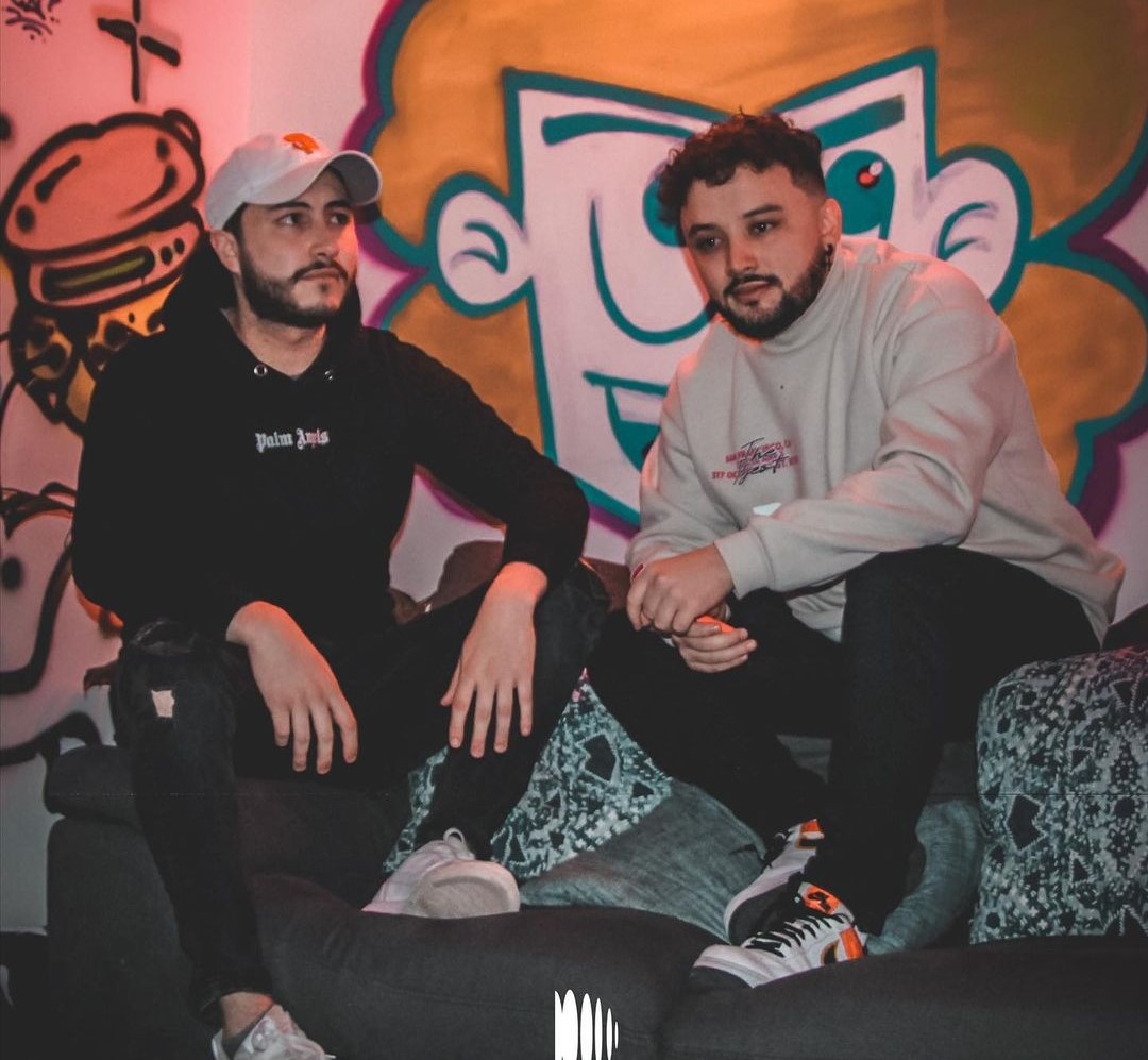 ¡DISHYPE, el dúo de música electrónica bogotano, brillará en el Movistar Arena! 1 ¡DISHYPE, el dúo de música electrónica bogotano, brillará en el Movistar Arena! ¡Los ánimos están por los cielos este sábado en el Movistar Arena! Los bogotanos DISHYPE abrirá el "Suena Vol.2".