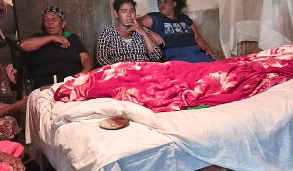 ¡De no creer! Desentierran el cuerpo de una mujer y le oran para que resucite La familia de la mujer le ora al cuerpo en búsqueda de un milagro.