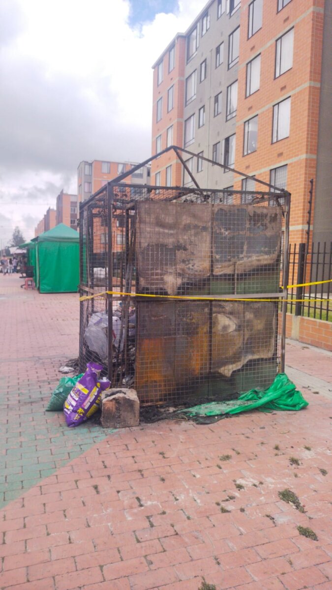¡Indignante! Queman carpa de vendedora informal en Bosa A Luz Aída Gómez, una mujer que se dedicaba a vender productos de belleza, le quemaron la carpa donde tenía toda su mercancía, la cual estaba ubicada en el sector Parques de Bogotá, en la localidad de Bosa. La señora Luz le contó a Q'HUBO los detalles de este indignante caso.