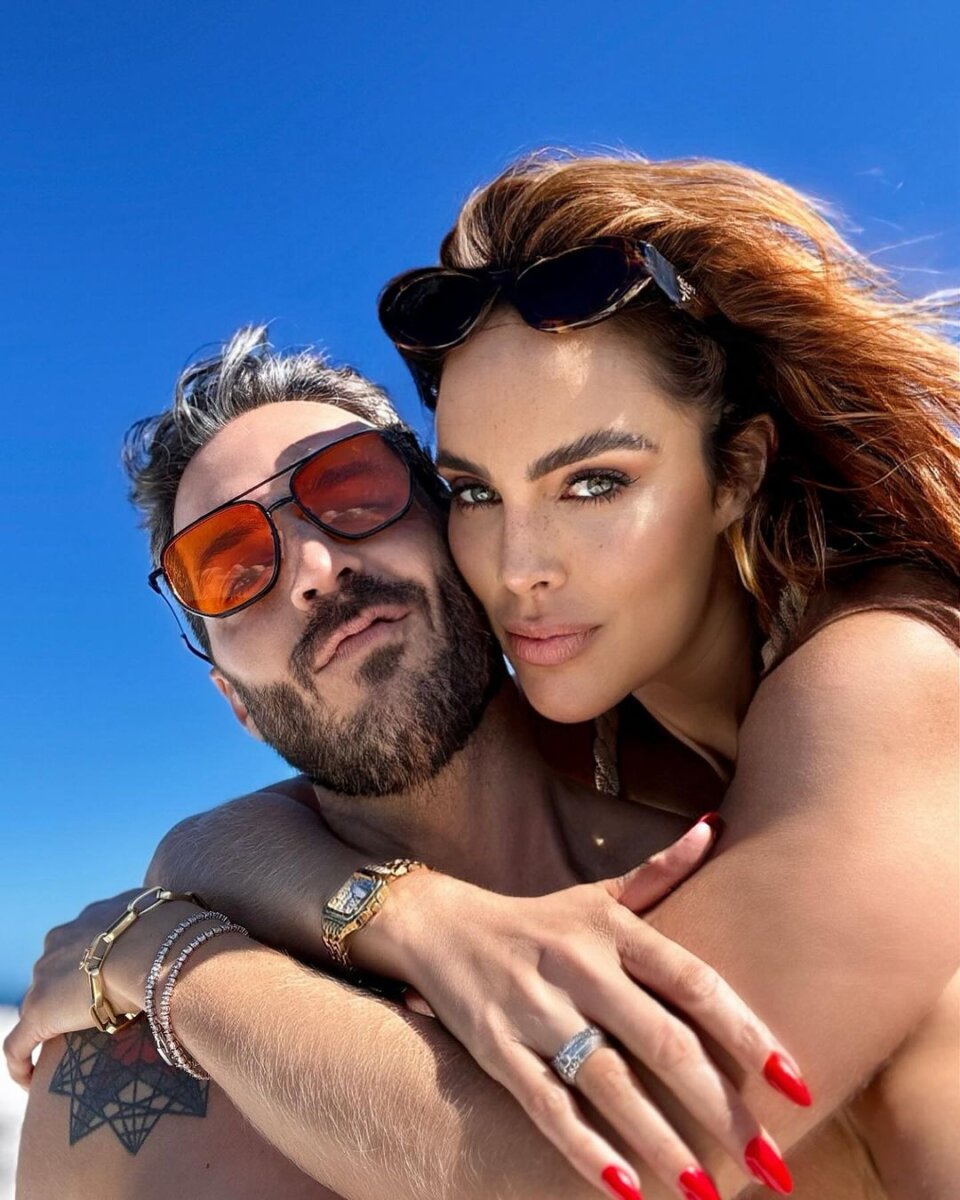 ¿Quién es el apuesto novio de Sara Corrales? 1 ¿Quién es el apuesto novio de Sara Corrales? La bella actriz Sara Corrales confirmó con varias fotografías que se encuentra más enamorada que nunca. ¿Quién es su nuevo amor? les contamos.