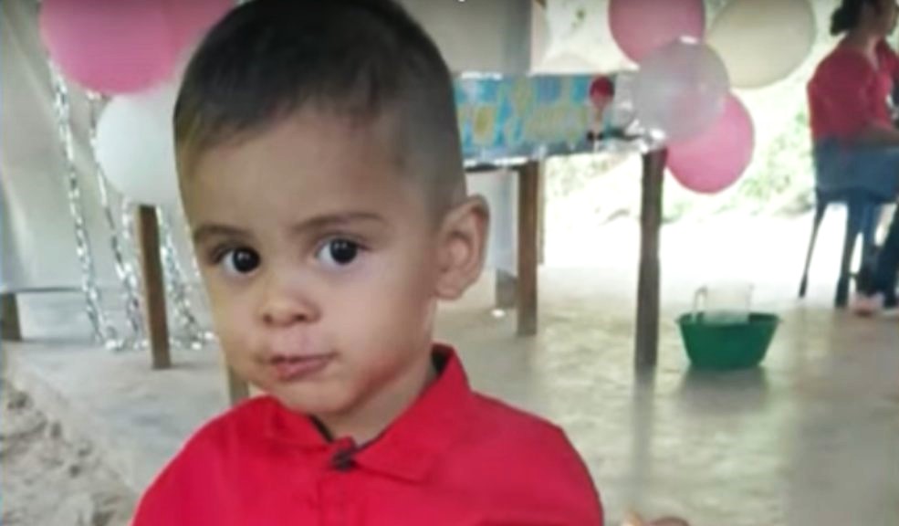 Fiscalía reveló escabrosos detalles del asesinato del pequeño Dilan: lo asfixiaron por varios minutos 1 Fiscalía reveló escabrosos detalles del asesinato del pequeño Dilan: lo asfixiaron por varios minutos Luego de que Medicina Legal informara que la causa de muerte del pequeño Dilan Santiago fue por asfixia, la Fiscalía confirmó que el crimen será investigado como homicidio. Además, reveló detalles sobre el atroz asesinato y cómo fue encontrado el menor.