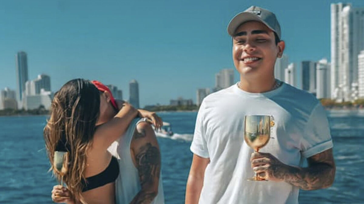 ¿Saruma enamorado de nuevo? imágenes apuntan a que hay una nueva mujer en su vida El reconocido influencer colombiano Felipe Saruma, fue captado en cámaras de la mano de una atractiva mujer la cual se especula puede ser su nueva novia.