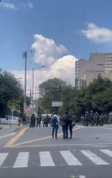 A esta hora se presentan disturbios en la Universidad Pedagógica 1 A esta hora se presentan disturbios en la Universidad Pedagógica La movilidad se ha visto afectada debido a los enfrentamientos.