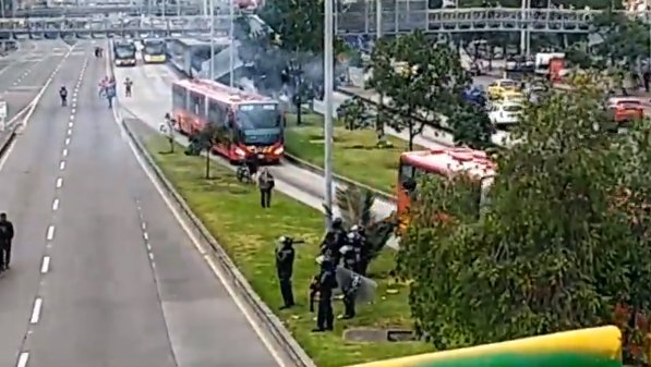 A esta hora se presentan manifestaciones frente a la Universidad Nacional La protesta se encuentra generando afectación vial.