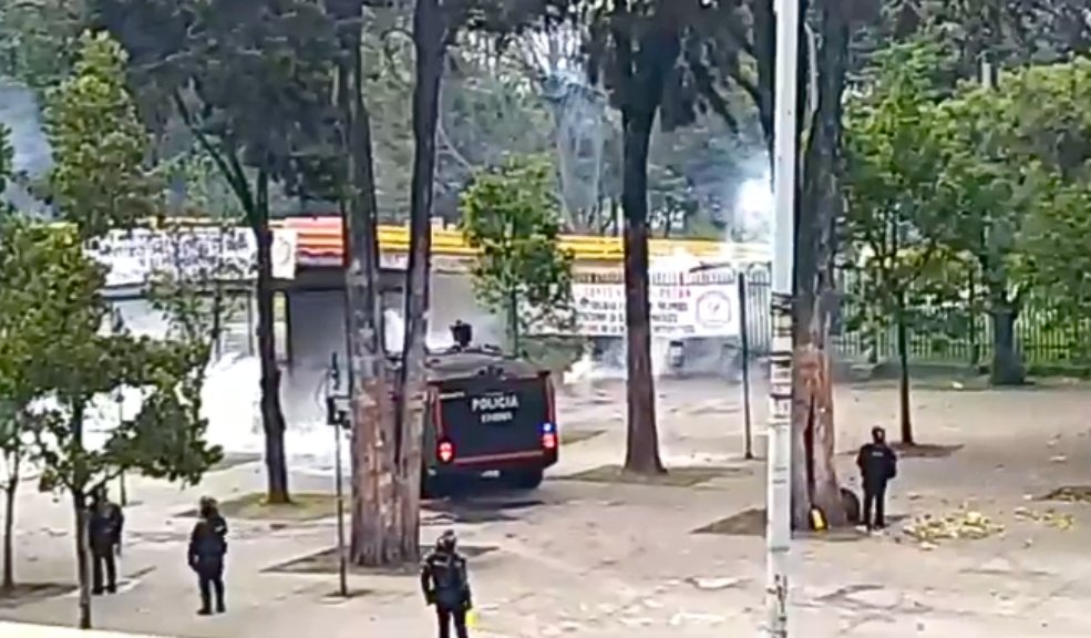 A esta hora se presentan manifestaciones frente a la Universidad Nacional La protesta se encuentra generando afectación vial.