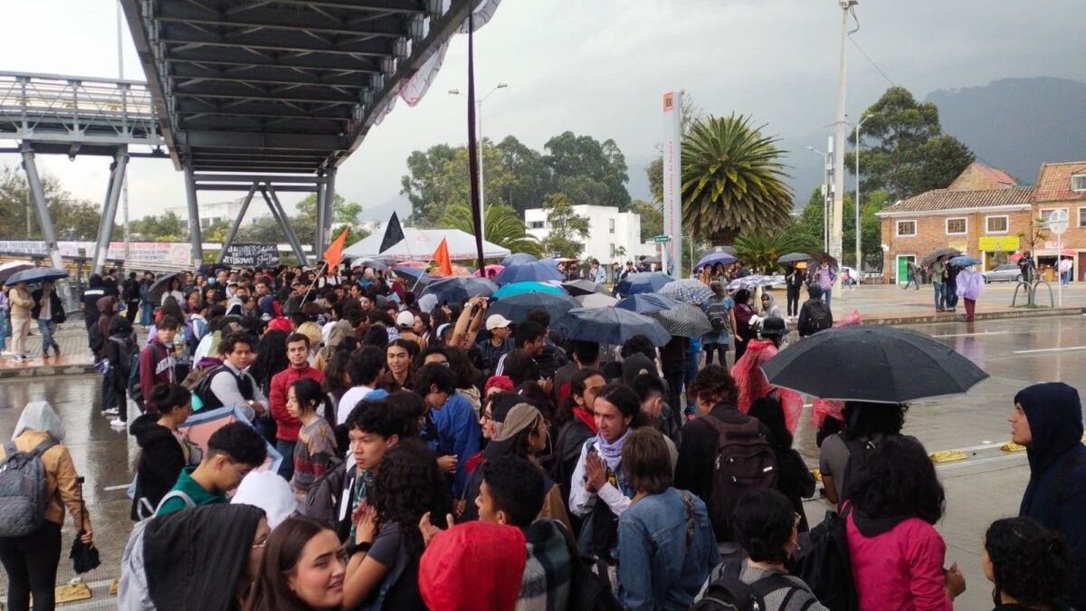 A esta hora se presentan manifestaciones frente a la Universidad Nacional 1 A esta hora se presentan manifestaciones frente a la Universidad Nacional Hay afectación vial en diferentes puntos de la ciudad.