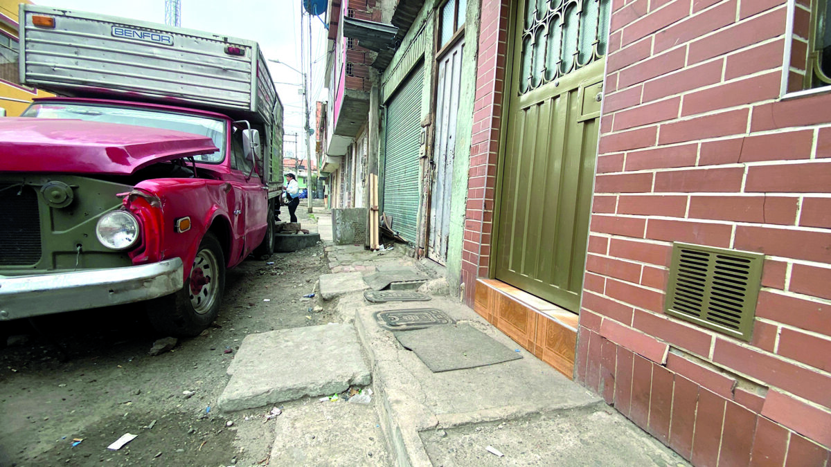 Asesinan al 'Llanero' en su vivienda en Kennedy 1 Asesinan al 'Llanero' en su vivienda en Kennedy Familiares de Rigoberto González Pulido, quien fue encontrado muerto con signos de violencia el pasado jueves en horas de la tarde dentro de su vivienda, en el barrio Calandaima (Kennedy) claman justicia.