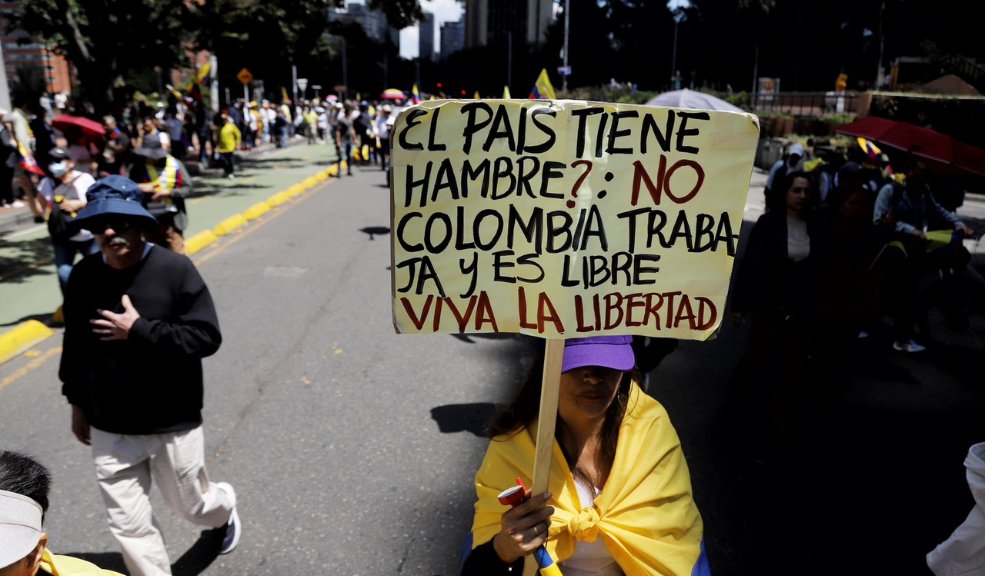 Así avanza en Bogotá la marcha de la oposición contra Petro Con la arenga principal de "¡Fuera Petro!" y una variedad de razones, más de 2.000 personas iniciaron en la mañana de este miércoles desde el Parque Nacional en Bogotá la marcha en contra del Gobierno de presidente, Gustavo Petro, la cual espera llegar al mediodía a la Plaza de Bolívar.