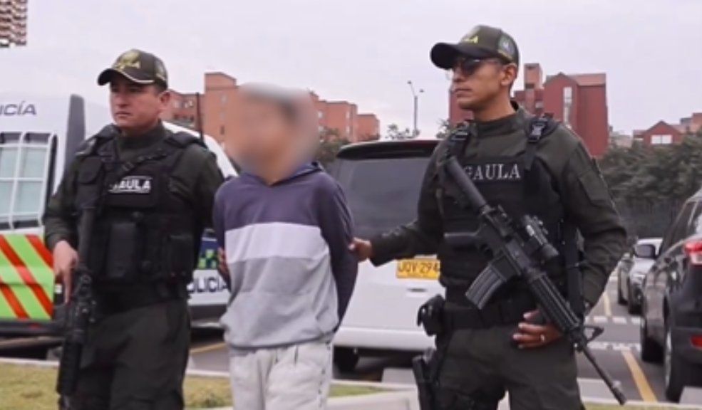 Así cayó alias 'Vitico', uno de los delincuentes más buscados en Bogotá Gracias a la detención de alias 'Vitico' o 'Moco', la Policía Nacional logró desarticular una red delictiva dedicada a la extorsión de comerciantes en las localidades de Kennedy, Bosa y Santa Fe. Con esta captura ya son 10 aprehendidos del cartel de ‘Los Más Buscados’.