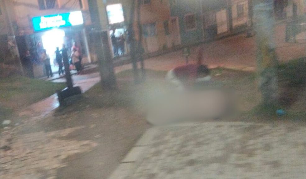 Así fue el asesinato de una mujer en la Avenida Boyacá 1 Así fue el asesinato de una mujer en la Avenida Boyacá Aterrados quedaron los vecinos de Usme luego de presenciar el asesinato de una joven, a escasos metros del CAI de La Aurora, en la noche del martes.