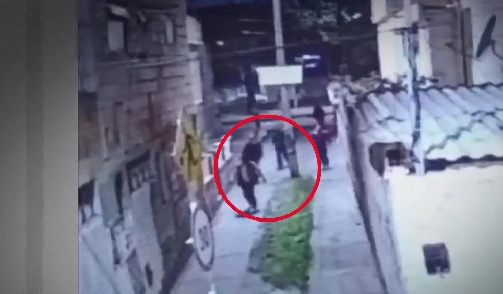 Así fue el infame robo a un adulto mayor por seis delincuentes 1 Así fue el infame robo a un adulto mayor por seis delincuentes Seis sujetos cometieron un vil robo a un adulto mayor en condición de discapacidad. Los hechos ocurrieron en el barrio Kennedy Central.