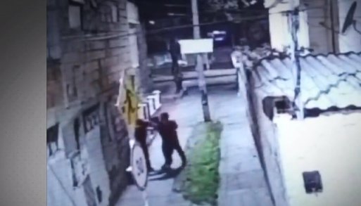 Así fue el infame robo a un adulto mayor por seis delincuentes Seis sujetos cometieron un vil robo a un adulto mayor en condición de discapacidad. Los hechos ocurrieron en el barrio Kennedy Central.