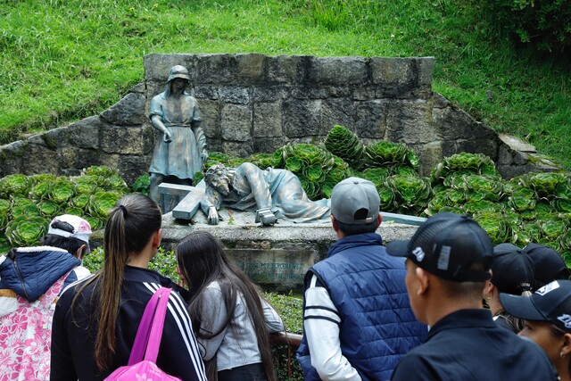 Así rescataron a 3 menores que se habían perdido en Monserrate durante el Jueves Santo En la tarde de este Jueves Santo 3 menores se perdieron cuando subían Monserrate. De igual manera, 3 adultos también se extraviaron porque, al parecer, tomaron rutas alternas y senderos no establecidos para recorrer los alrededores del cerro.