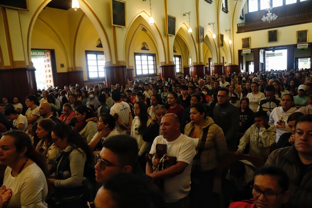 Así rescataron a 3 menores que se habían perdido en Monserrate durante el Jueves Santo En la tarde de este Jueves Santo 3 menores se perdieron cuando subían Monserrate. De igual manera, 3 adultos también se extraviaron porque, al parecer, tomaron rutas alternas y senderos no establecidos para recorrer los alrededores del cerro.