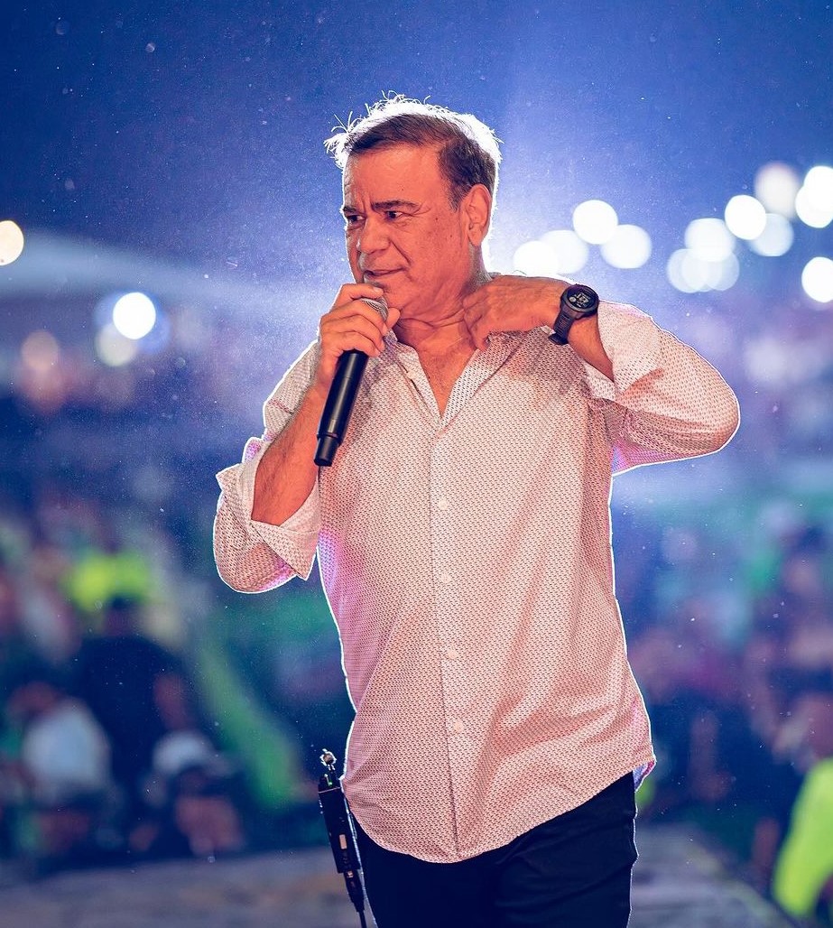 Así suena el nuevo álbum del gran Iván Villazón 1 Así suena el nuevo álbum del gran Iván Villazón Con una carrera musical de cuatro décadas, Iván Villazón, emblemático representante del Vallenato, presenta su más reciente álbum titulado 'Un Mundo Real'.