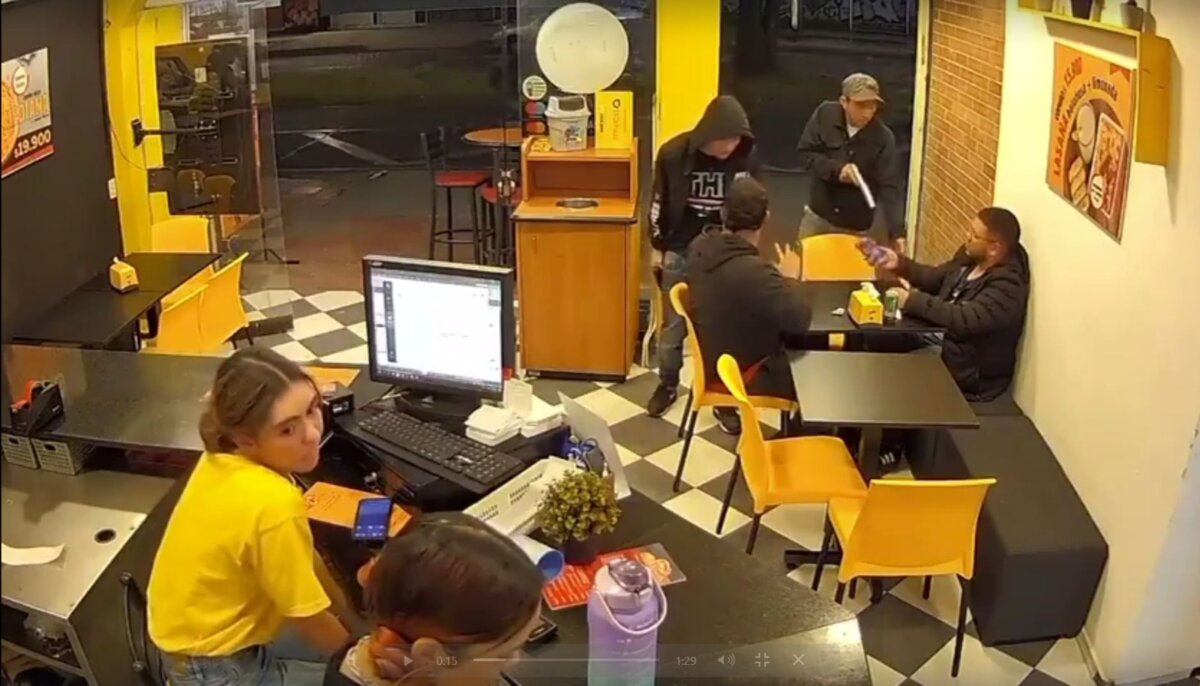 Atracadores descontrolados en Bogotá 2 Atracadores descontrolados en Bogotá Los tres hurtos que fueron captados en cámaras el jueves han puesto en evidencia la fuerte problemática de seguridad que está atravesando Bogotá en diferentes localidades.