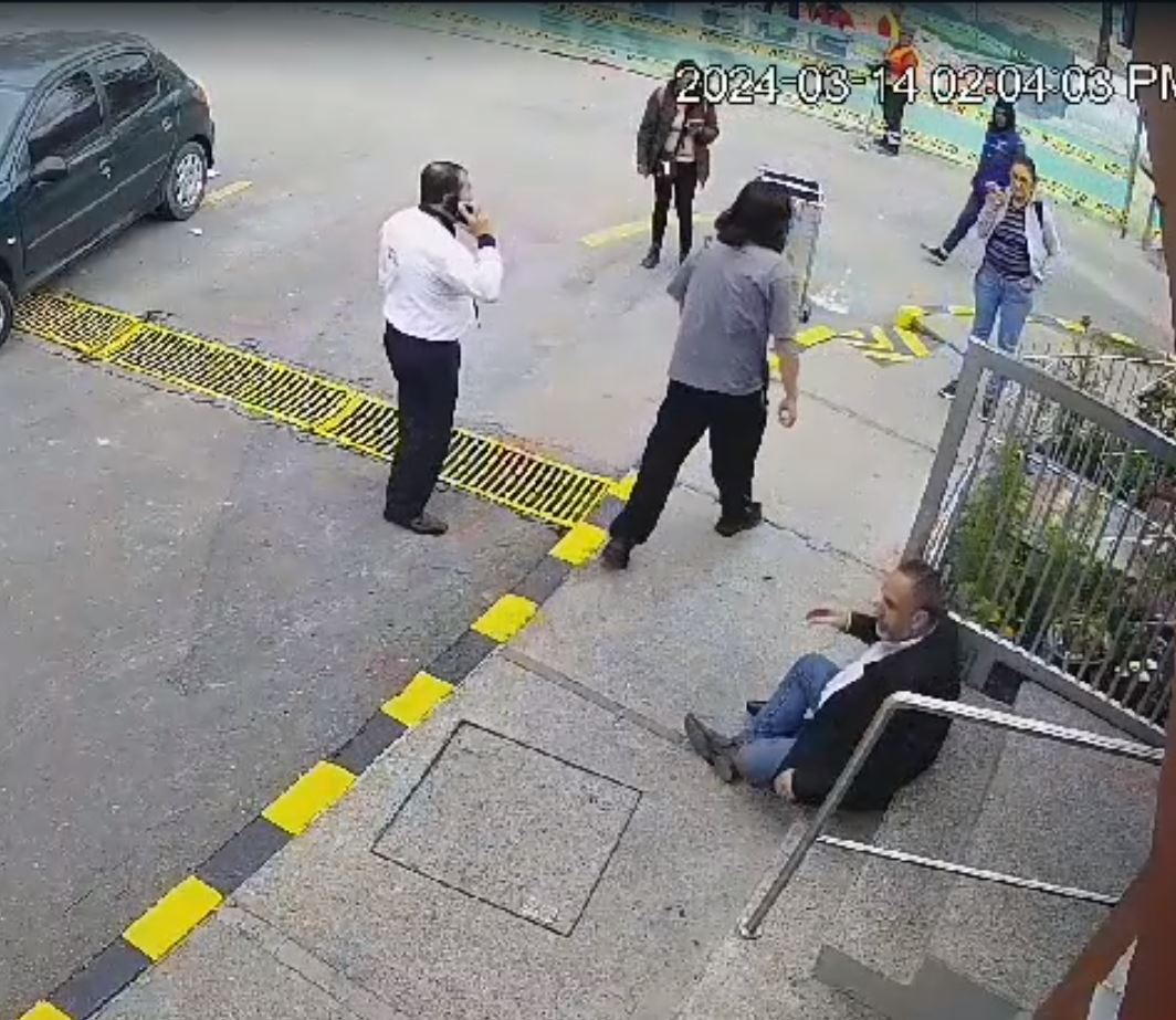 Atracadores descontrolados en Bogotá 1 Atracadores descontrolados en Bogotá Los tres hurtos que fueron captados en cámaras el jueves han puesto en evidencia la fuerte problemática de seguridad que está atravesando Bogotá en diferentes localidades.