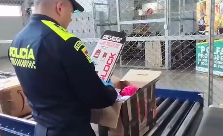 Autoridades incautan material de guerra en El Dorado Durante una inspección a mercancías realizada en el Aeropuerto El Dorado de Bogotá, autoridades de la Policía Fiscal y Aduanera, en coordinación con la Dirección de Impuestos y Aduanas Nacionales (DIAN) logró la incautación de material de guerra.
