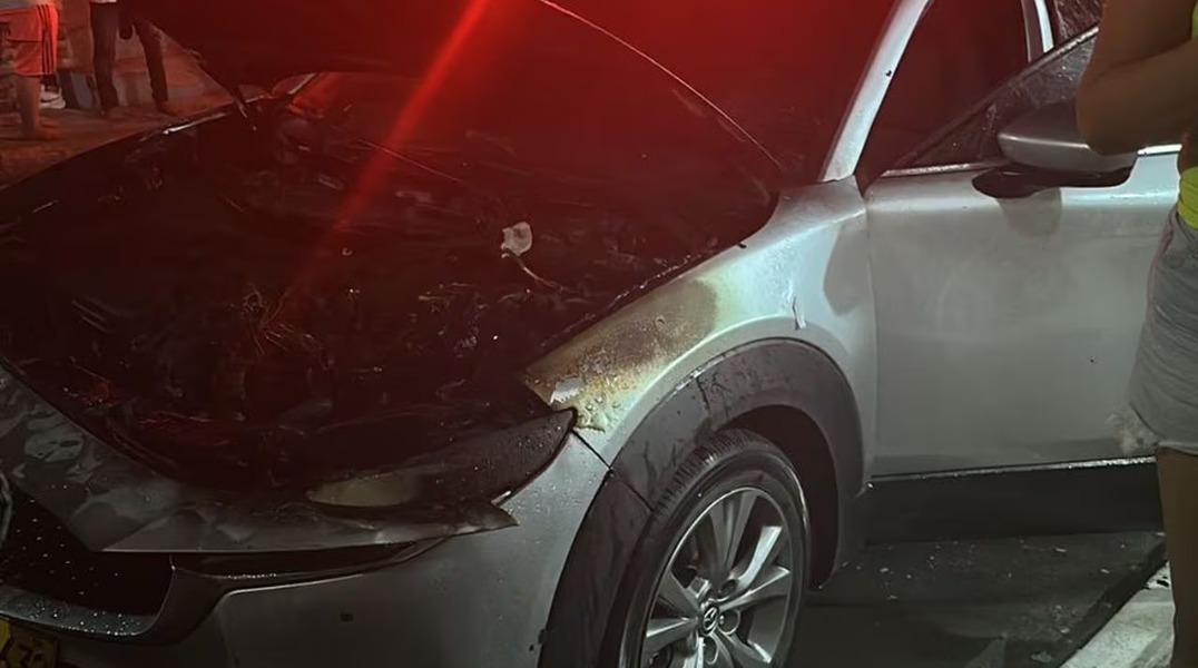 Autoridades investigan el extraño incendio del carro de Day Vásquez, exesposa de Nicolás Petro 1 Autoridades investigan el extraño incendio del carro de Day Vásquez, exesposa de Nicolás Petro En la noche del sábado 2 de marzo, Day Vásquez denunció que el carro en el que se movilizaba se incendió en extrañas circunstancias.