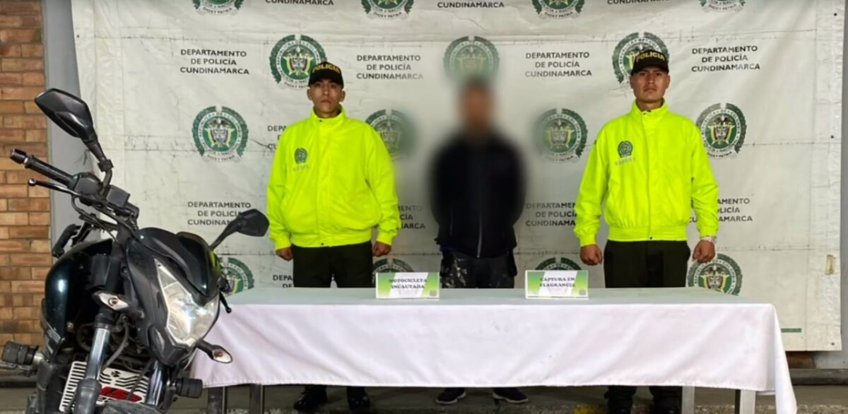 Autoridades recuperan 6 motocicletas y 2 vehículos hurtados en Soacha Uniformados de la Policía Metropolitana de Soacha recuperaron 2 vehículos y 6 motocicletas, en medio del operativo lograron capturar a un delincuente por falsedad marcaria.