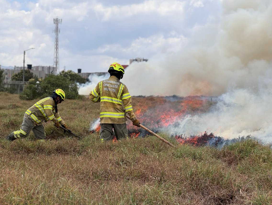 Bomberos atienden grave incendio forestal en Bosa 2 Bomberos atienden grave incendio forestal en Bosa En el transcurso de una semana, al menos 4 incendios se han presentado en el sur de la capital.