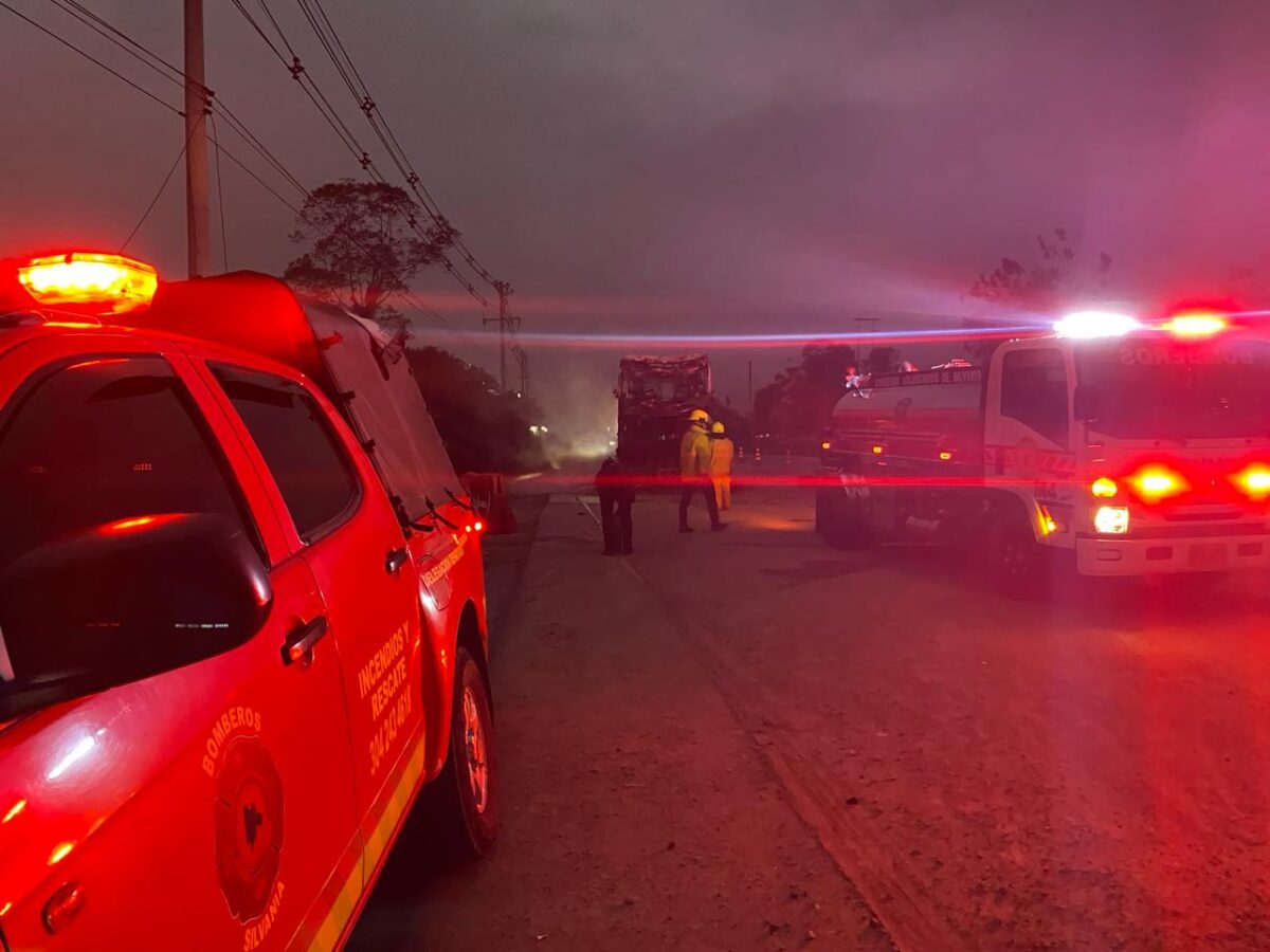 Bus se incendió en la vía Fusagasugá- Bogotá 2 Bus se incendió en la vía Fusagasugá- Bogotá Más de 40 personas se encontraban a bordo del bus.