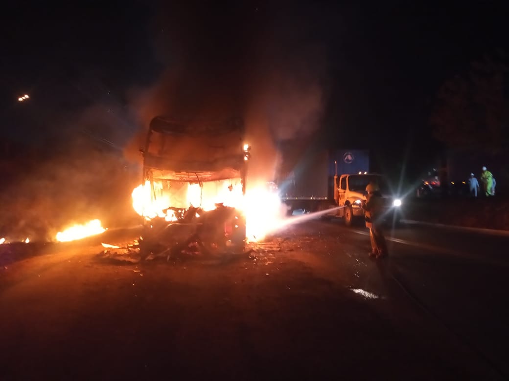 Bus se incendió en la vía Fusagasugá- Bogotá 1 Bus se incendió en la vía Fusagasugá- Bogotá Más de 40 personas se encontraban a bordo del bus.
