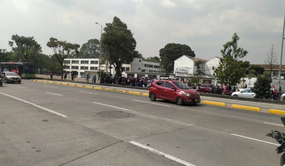 Caos en la movilidad en la calle 26 Los manifestantes avanzan a la altura de la calle 26 hacia el occidente.