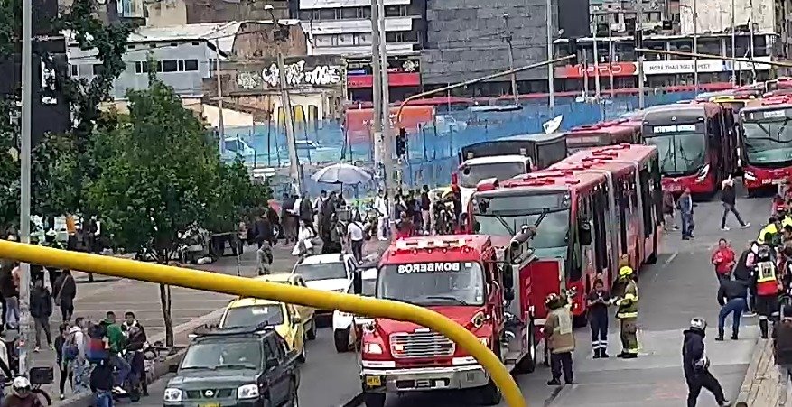 Caos en la movilidad por accidente entre peatón y bus de TransMilenio en la Av. Jiménez Un grave accidente de tránsito entre un peatón y un bus articulado de TransMilenio tiene colapsada la movilidad a la altura de la estación Av. Jiménez.