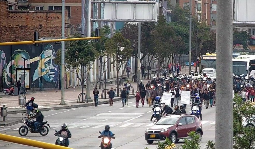 Caos en la movilidad por manifestaciones en la calle 26 TransMilenio informó que no hay pasó a la altura de la Universidad Nacional.