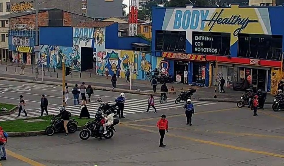 Caos en la movilidad por manifestaciones en la calle 26 1 Caos en la movilidad por manifestaciones en la calle 26 TransMilenio informó que no hay pasó a la altura de la Universidad Nacional.
