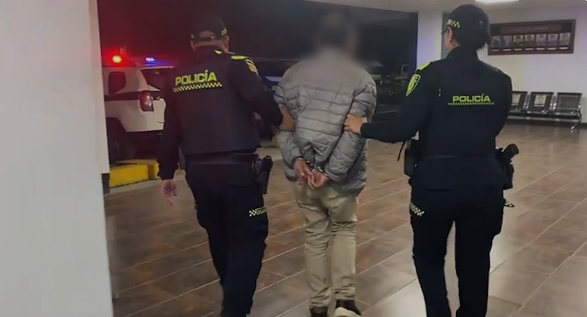 Capturan a adulto mayor por fabricación y tráfico de explosivos 1 Capturan a adulto mayor por fabricación y tráfico de explosivos En el marco del plan 'Bogotá Camina Segura', las autoridades lograron capturar a un hombre de 77 años, pues en su poder tenía aproximadamente 900 estopines en el barrio San Vicente.