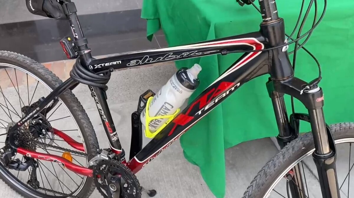 Capturan a delincuente armado en Engativá En Engativá la Policía logró la captura de un sujeto que habría robado con arma de fuego una bicicleta a un hombre en el barrio El Cortijo.
