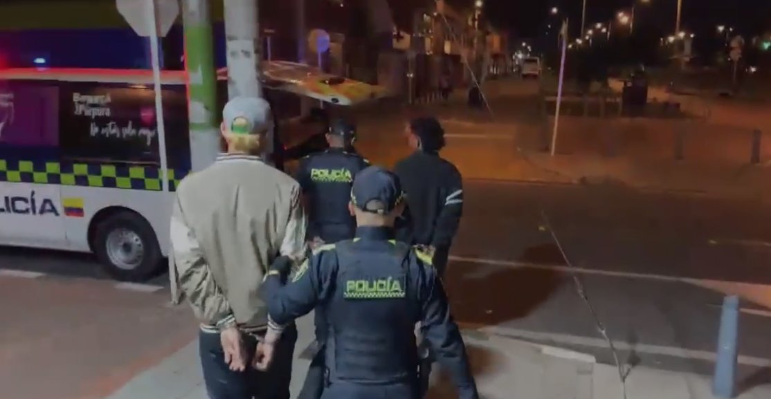 Capturan a dos pillos que hurtaron una bicicleta en Suba Gracias a la estrategia 'Biciterritorios', la Policía Metropolitana de Bogotá logró la captura de dos sujetos que robaron violentamente una bicicleta en la localidad de Suba.