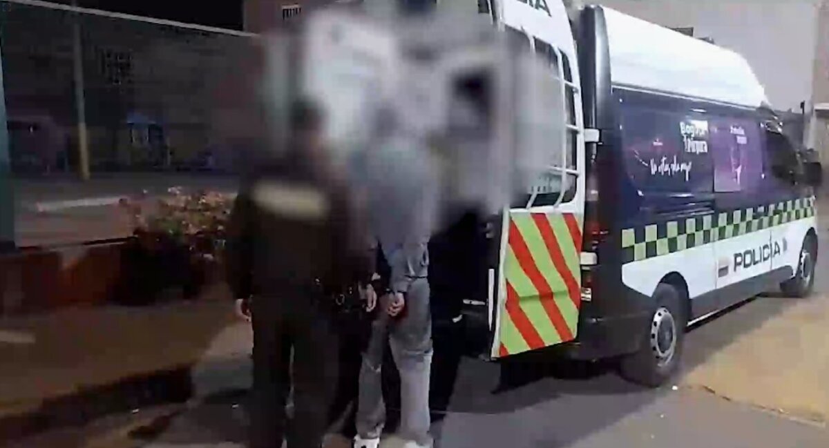 Capturan a dos pillos que robaron una moto en Bosa 1 Capturan a dos pillos que robaron una moto en Bosa Dos personas fueron capturadas por el delito de hurto. Las autoridades lograron recuperar el vehículo y la mercancía robada.
