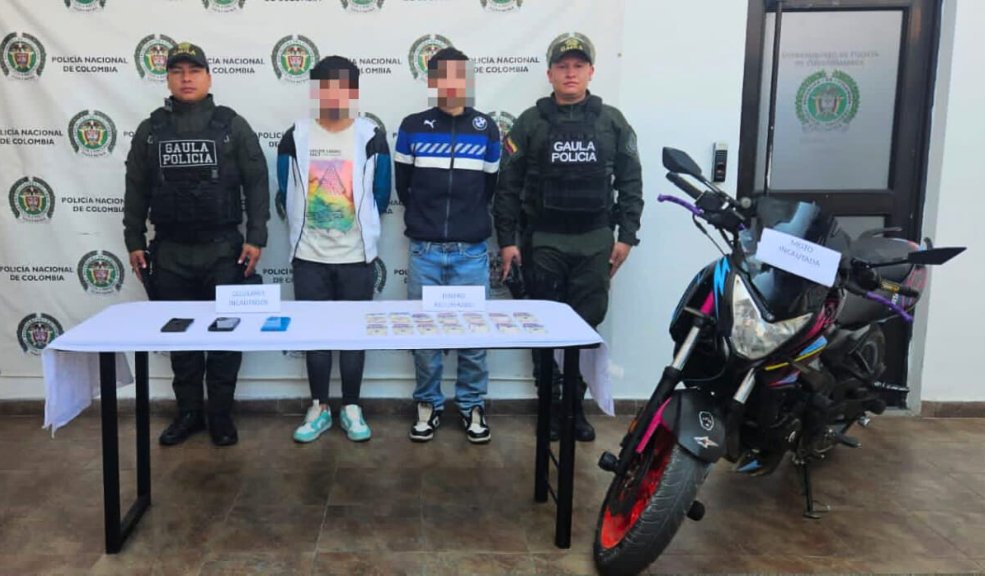 Capturan a dos sujetos que extorsionaban a una persona para no denunciar una supuesta agresión sexual 4 Capturan a dos sujetos que extorsionaban a una persona para no denunciar una supuesta agresión sexual Los dos hombres estaban involucrados en un caso de extorsión donde exigían alrededor de 14 millones de pesos a una persona, a cambio de no denunciar una supuesta agresión sexual a una joven que conocieron a través de redes sociales.