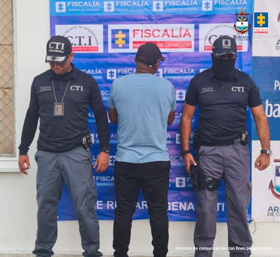 Capturan a exfuncionario de la Armada por facilitar a narcos la salida de cocaína A disposición de las autoridades judiciales quedó Jair Alberto Álvarez Valenzuela, un exfuncionario de la Armada señalado de facilitar la salida de toneladas de cocaína en la región de Urabá.