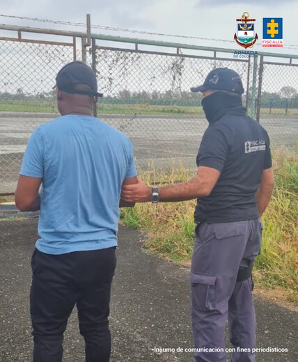 Capturan a exfuncionario de la Armada por facilitar a narcos la salida de cocaína 1 Capturan a exfuncionario de la Armada por facilitar a narcos la salida de cocaína A disposición de las autoridades judiciales quedó Jair Alberto Álvarez Valenzuela, un exfuncionario de la Armada señalado de facilitar la salida de toneladas de cocaína en la región de Urabá.