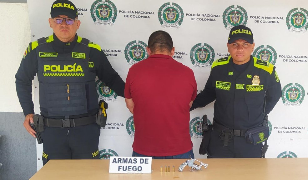 Capturan a sujeto que le habría disparado a su pareja sentimental en Usme 5 Capturan a sujeto que le habría disparado a su pareja sentimental en Usme En medio de una jornada de patrullaje en la localidad de Usme, la Policía Metropolitana de Bogotá logró la captura de un hombre que habría agredido a su pareja con arma de fuego.
