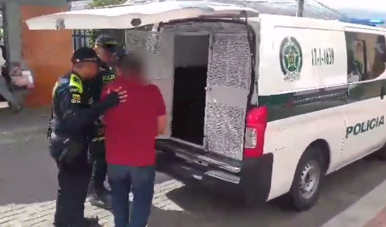 Capturan a sujeto que le habría disparado a su pareja sentimental en Usme 1 Capturan a sujeto que le habría disparado a su pareja sentimental en Usme En medio de una jornada de patrullaje en la localidad de Usme, la Policía Metropolitana de Bogotá logró la captura de un hombre que habría agredido a su pareja con arma de fuego.