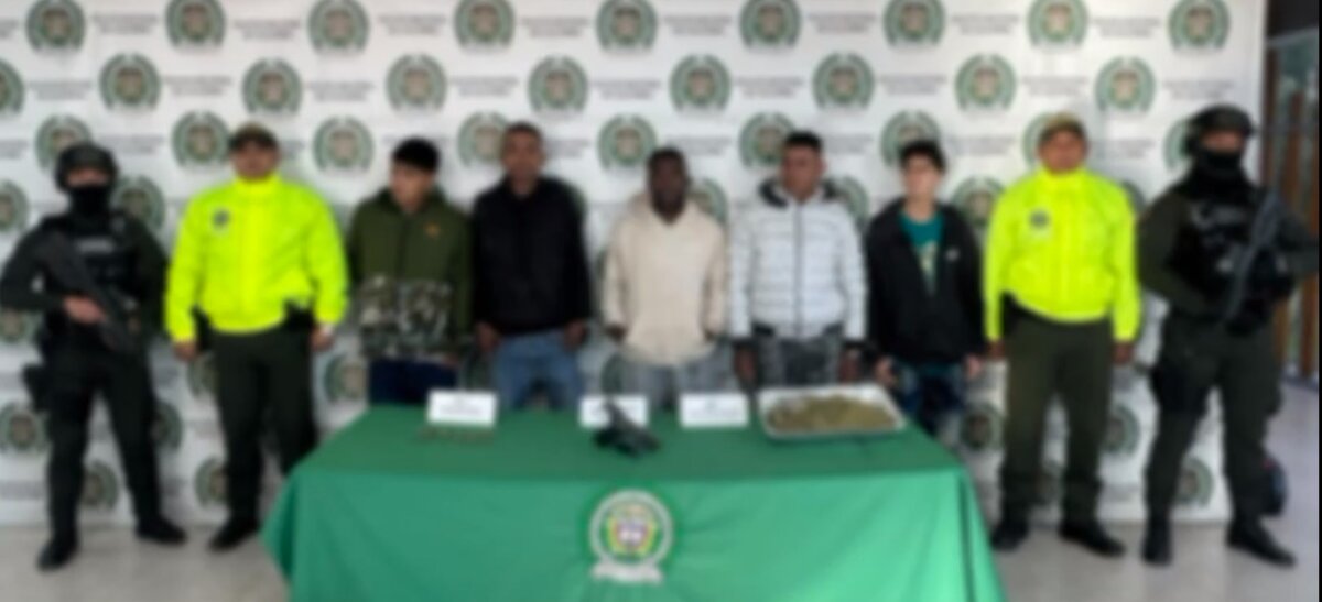 Capturaron a 5 peligrosos miembros de la banda 'Los Paisas' en Soacha 2 Capturaron a 5 peligrosos miembros de la banda 'Los Paisas' en Soacha 5 sujetos que tenían antecedentes por porte ilegal de armas, desplazamiento forzado y homicidio agravado, fueron capturados por la Policía Metropolitana de Soacha en la comuna 4 de Cazucá.