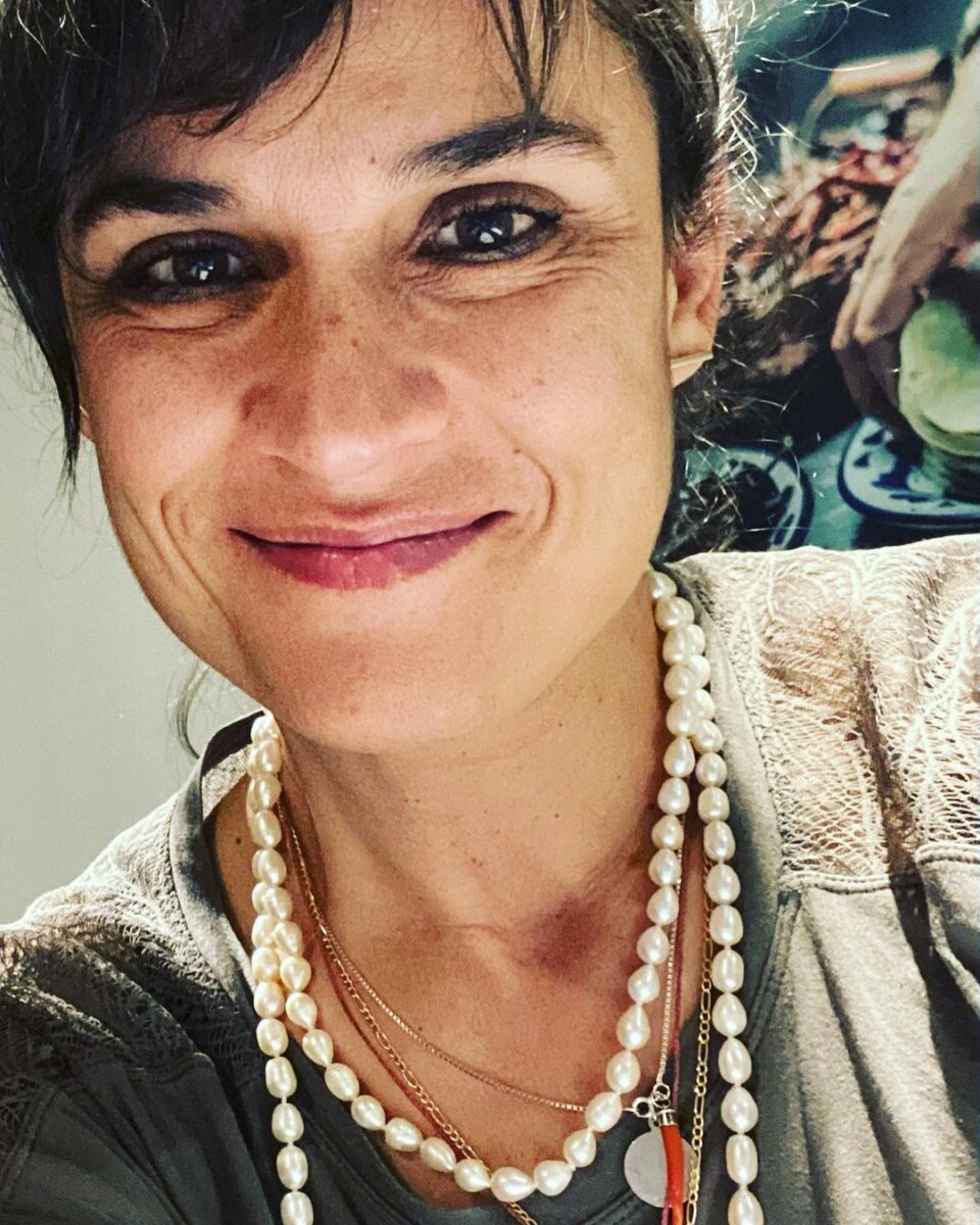Carolina Sanín denuncia que amarraron, patearon y robaron a su mamá en Bogotá 1 Carolina Sanín denuncia que amarraron, patearon y robaron a su mamá en Bogotá Según denunció la escritora Carolina Sanín, los delincuentes forzaron la entrada a la residencia de su madre.