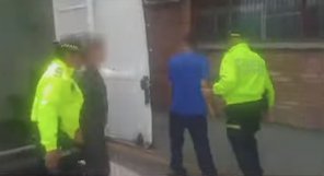 Cayeron 3 menores de edad que amordazaron y robaron a conductor en Usme 3 menores de edad, entre ellos una joven de 15 años, fueron capturados en flagrancia por amordazar, secuestrar y robar a un conductor de aplicación en Usme.